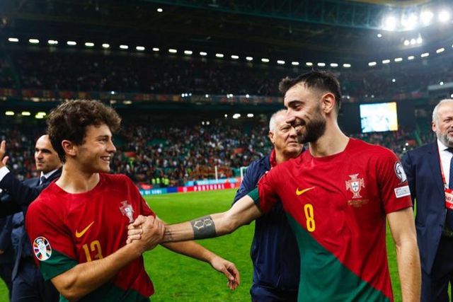 Bruno Fernandes e ex-companheiros desejam sorte a João Neves