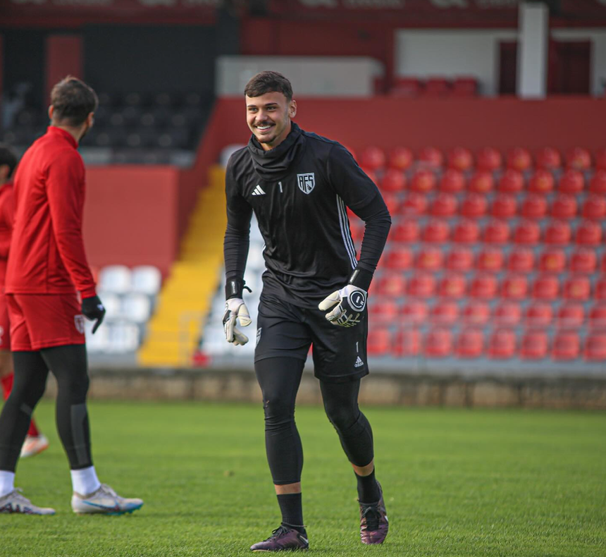Guarda-redes Lucas Moura sofreu uma lesão no ombro esquerdo e teve de ser operado