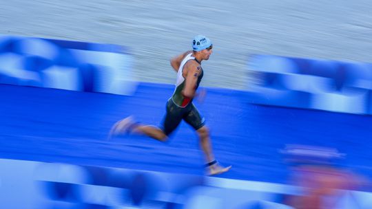 Paris 2024: triatleta português com infeção após nadar no Sena