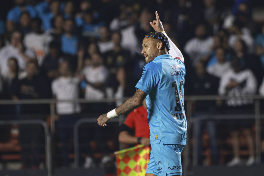 Neymar celebra golo pelo Santos