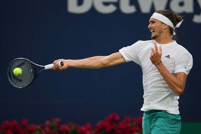 Zverev vence a passa às 'meias' em Toronto