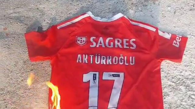 Adeptos do Galatasaray queimam camisola de Akturkoglu: «Traidor!»