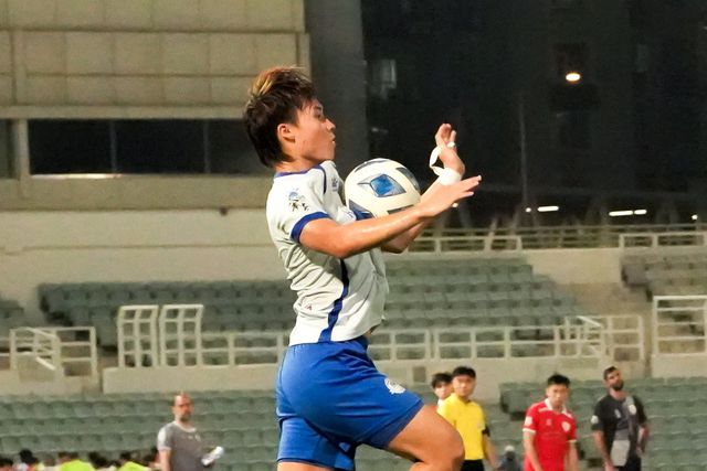 Leon Ng Lai Teng a dominar a bola. Foto Cheng Fung