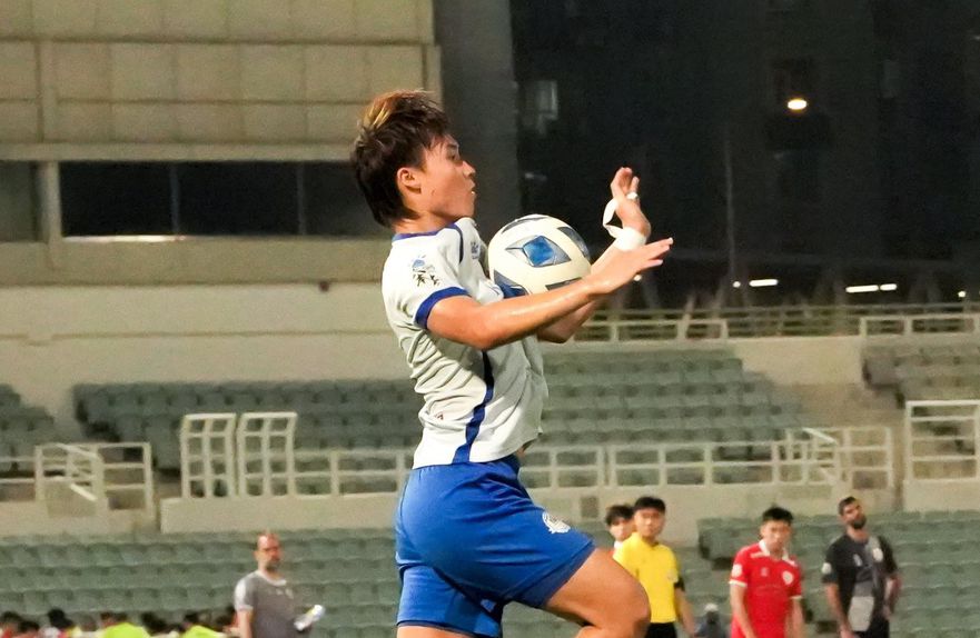 Leon Ng Lai Teng a dominar a bola. Foto Cheng Fung