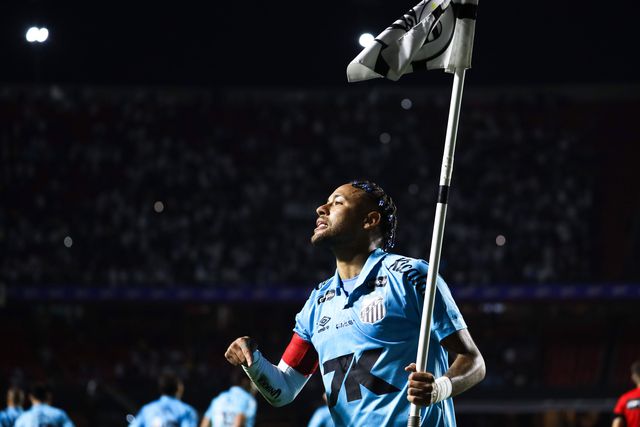 Neymar festeja golo com a camisola do Santos