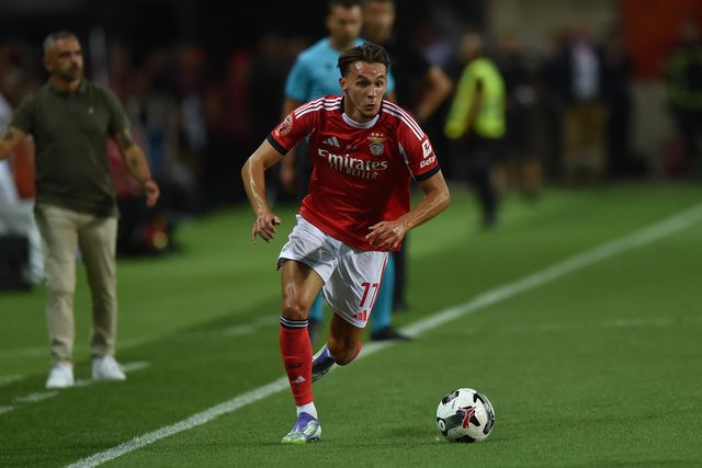 Dedic, contratado neste verão pelo Benfica, avança pelo flanco direito no jogo da Supertaça frente ao Sporting. As águias jogam nesta noite de quarta-feira, 6 de agosto, em Nice para UEFA Champions League