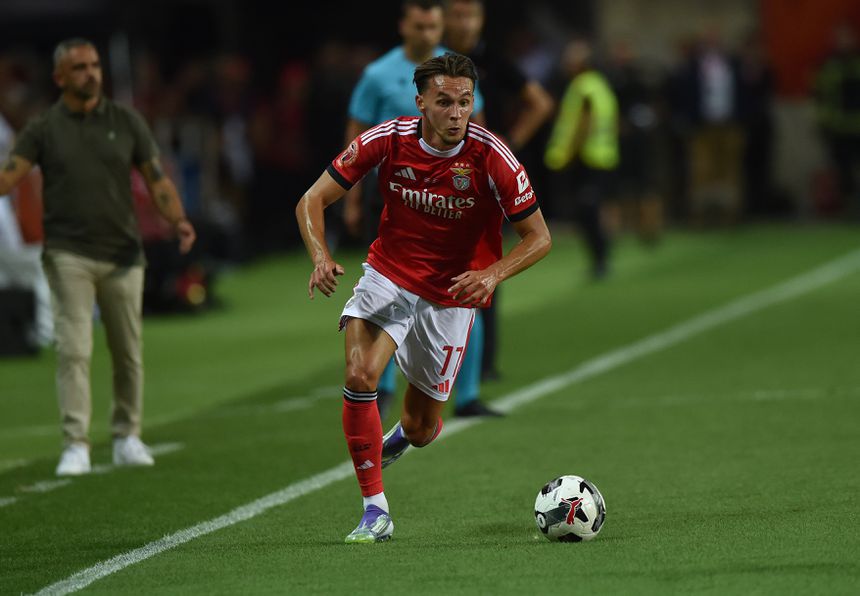 Dedic, contratado neste verão pelo Benfica, avança pelo flanco direito no jogo da Supertaça frente ao Sporting. As águias jogam nesta noite de quarta-feira, 6 de agosto, em Nice para UEFA Champions League