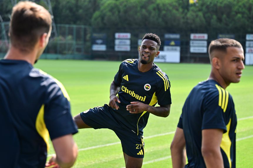 Nélson Semedo durante treino do Fenerbahçe