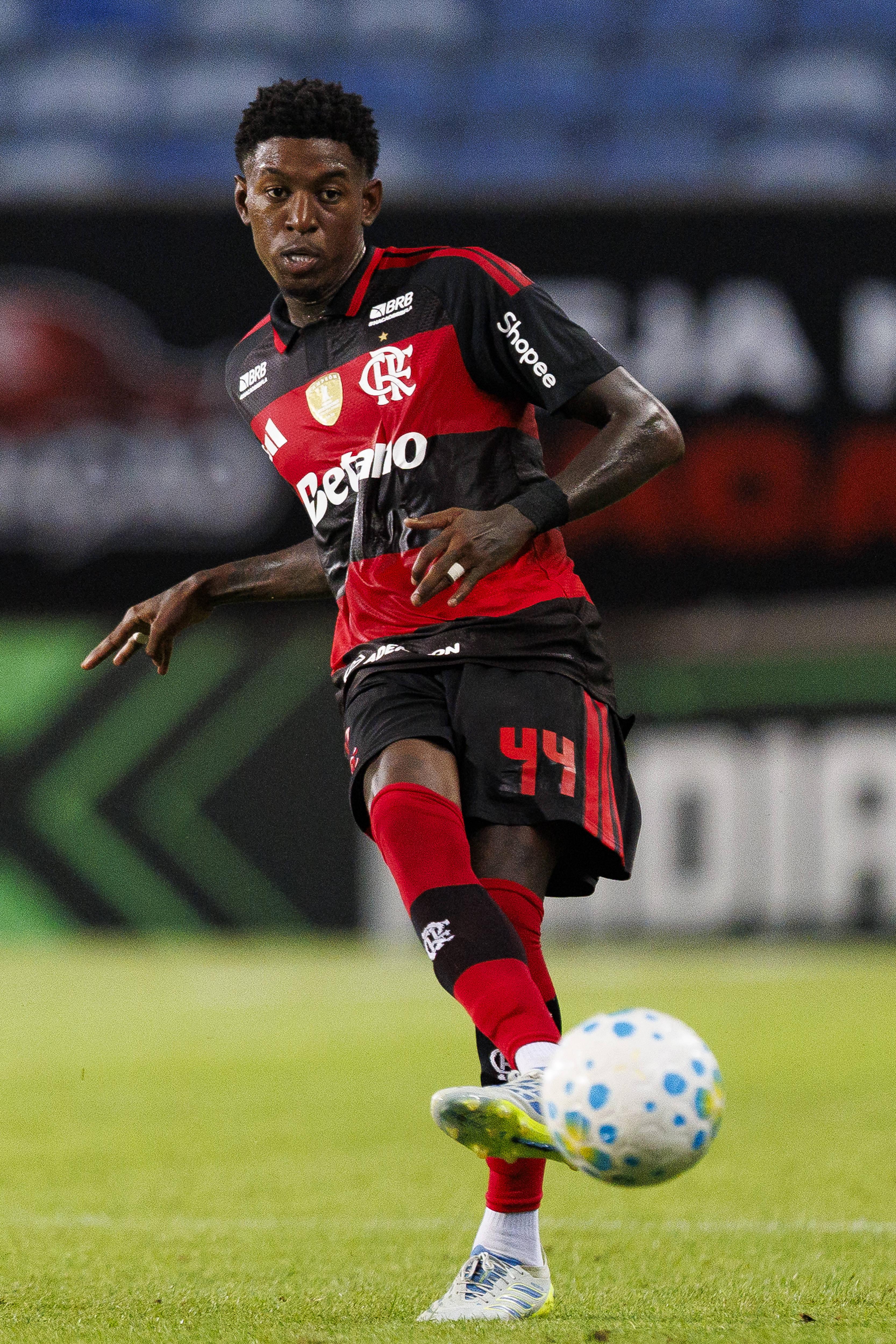 Vitão, jogador do Flamengo de 26 anos, tem valor de mercado de €10 milhões e contrato até 2029. Formado no Palmeiras, já foi colega de Trubin no Shakhtar Donetsk - Foto: IMAGO