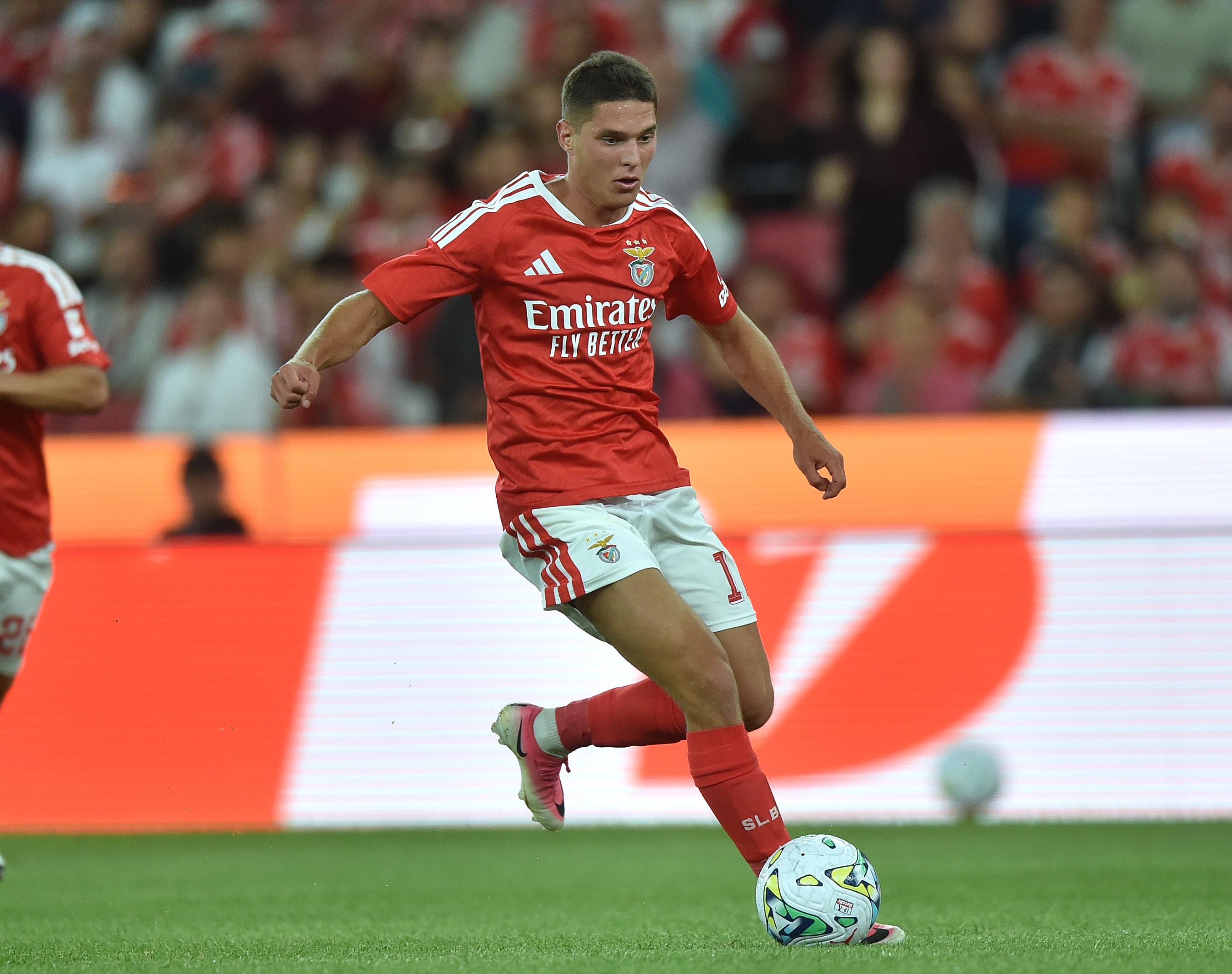 Sudakov atrás do ponta de lança - Foto: A BOLA/Miguel Nunes