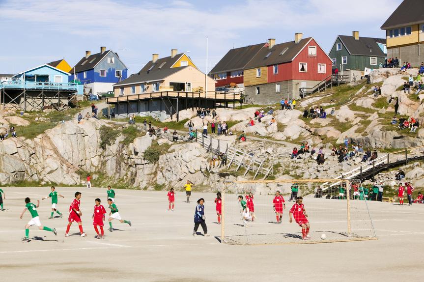 Jogo de futebol disputado em Ilulissat. O campeonato, no entanto, joga-se no sintético de Maniitsoq - Foto: IMAGO