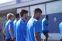Da coroa de flores à bandeira no relvado: plantel do FC Porto prestou tributo ao 'Bicho'