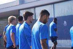 Da coroa de flores à bandeira no relvado: plantel do FC Porto prestou tributo ao 'Bicho'