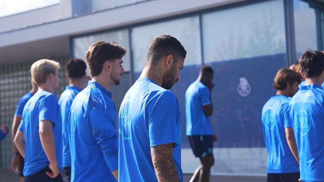 Da coroa de flores à bandeira no relvado: plantel do FC Porto prestou tributo ao 'Bicho'