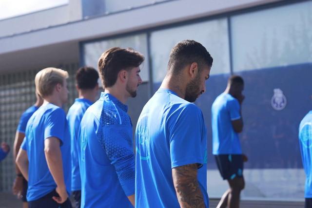 Da coroa de flores à bandeira no relvado: plantel do FC Porto prestou tributo ao 'Bicho'