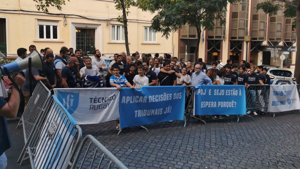 Técnico fez manifestação à porta do IPDJ