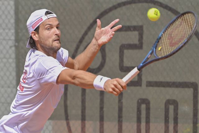 Sousa desperdiça match point e perde em Cassis