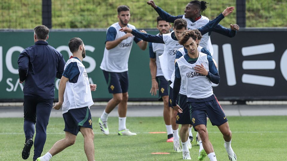 Treino: todos os 24 no relvado... e uma novidade na baliza