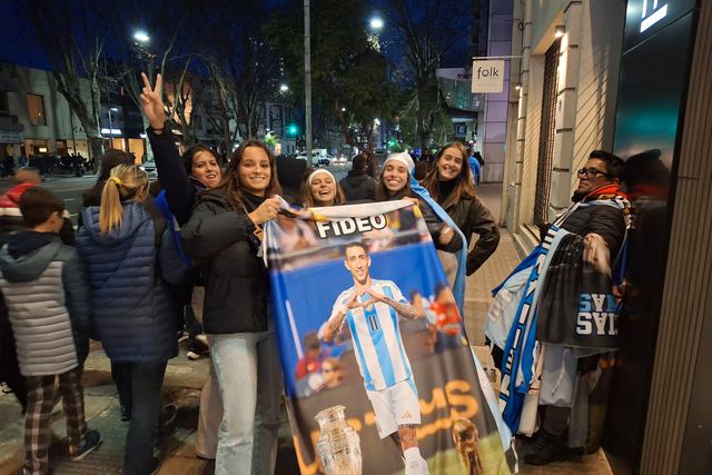 Adeptos argentinos deixam (e cantam) mensagens a Di María antes da homenagem