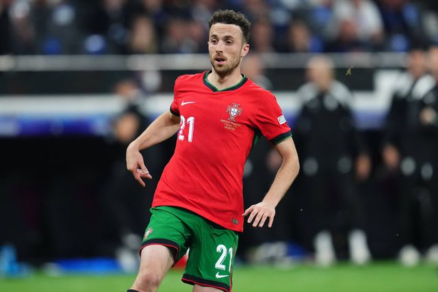 Diogo Jota recebe troféu de campeão do mundo de futebol virtual