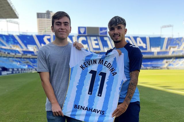 Adepto do Málaga criticado por camisola falsa é surpreendido por jogador