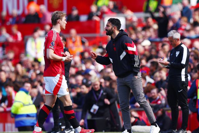 Ruben Amorim a falar com Rasmus Hojlund