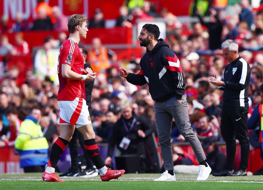 Ruben Amorim a falar com Rasmus Hojlund