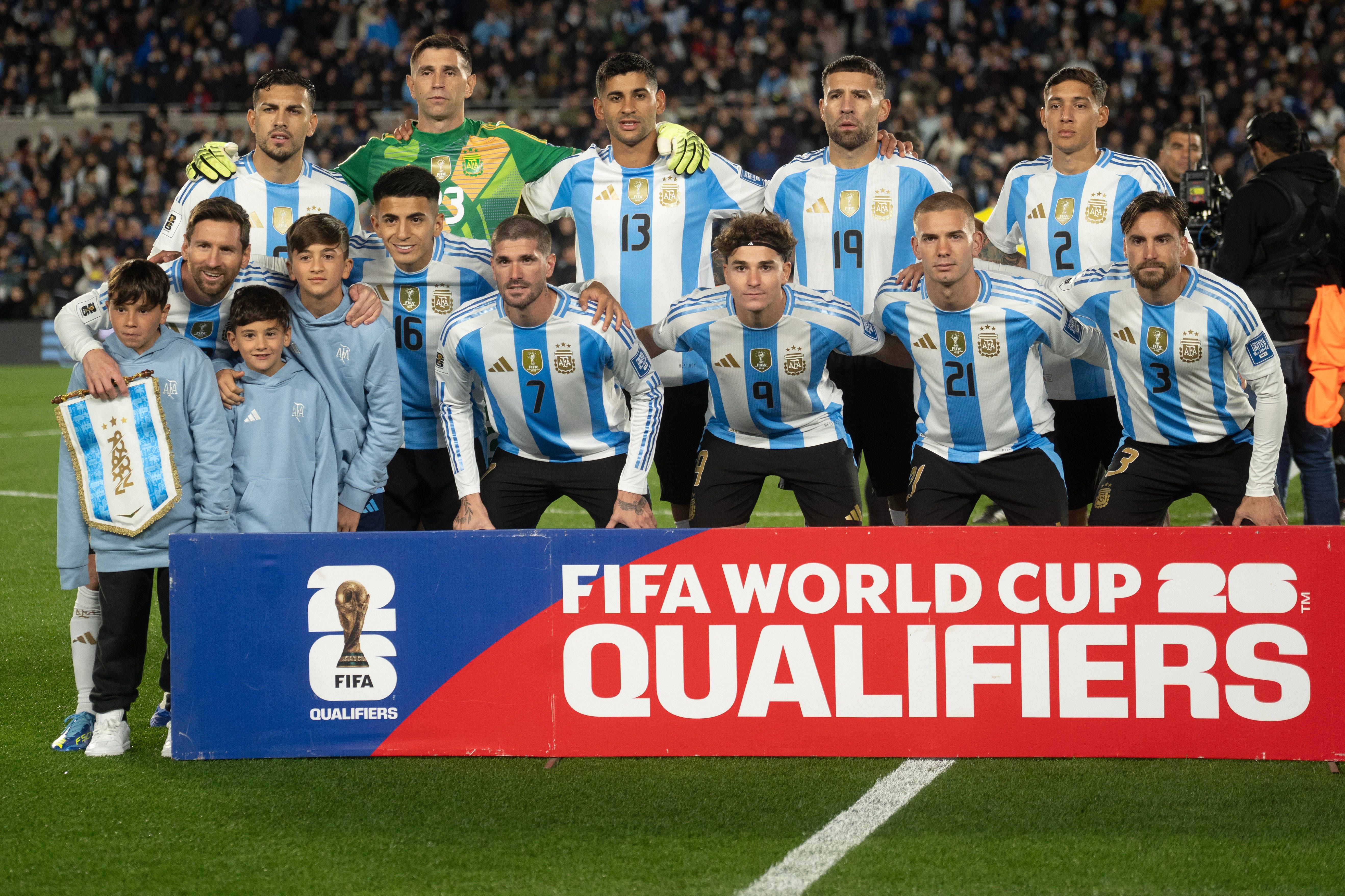 Messi em baixo, à esquerda, com os filhos, posa para a fotografia do onze inicial da Argentina contra a Venezuela, que contou com o benfiquista Otamendi (quarto na linha de cima) - Foto: IMAGO