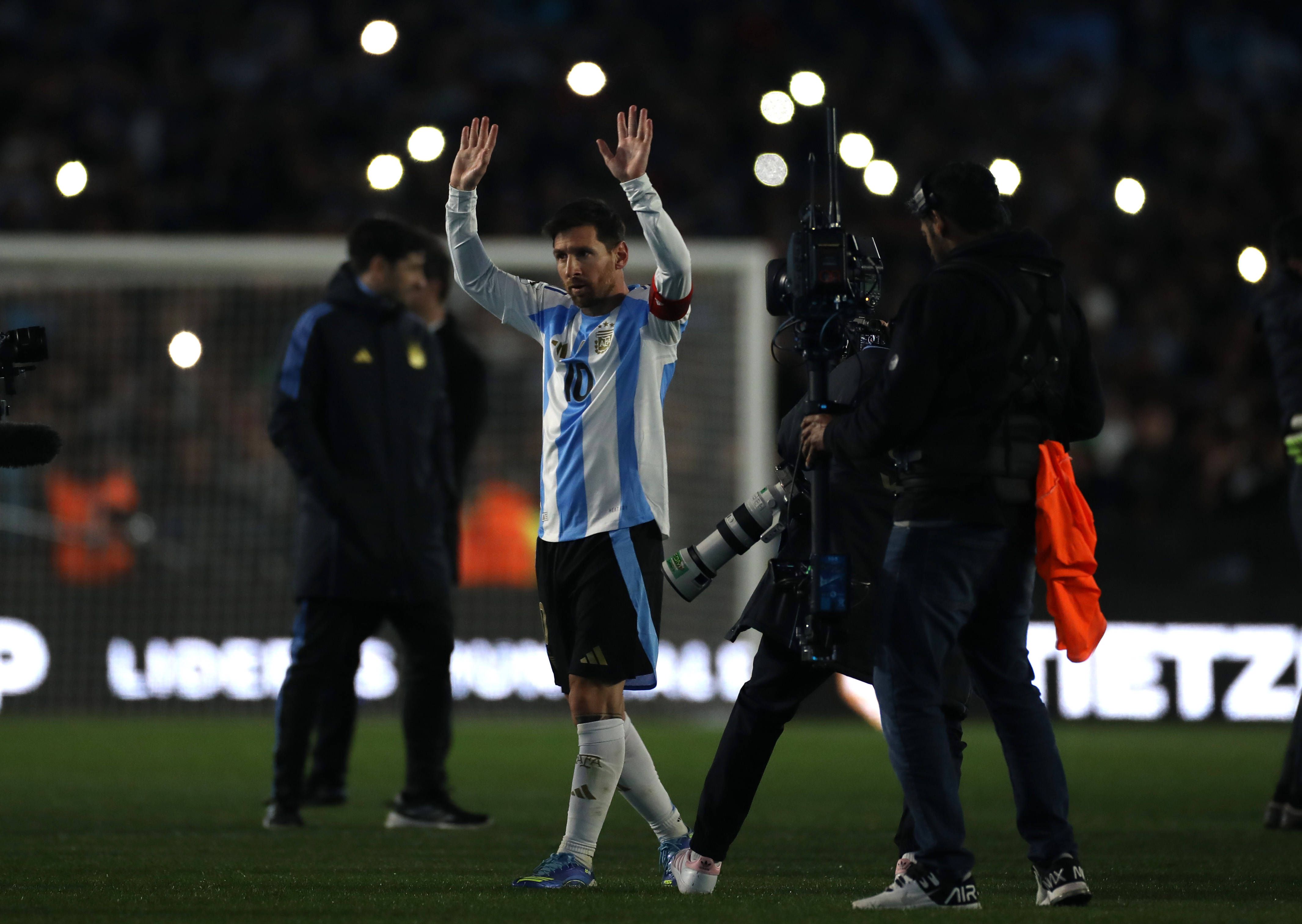 Messi agradece o apoio vindo das bancadas do Monumental - Foto: IMAGO