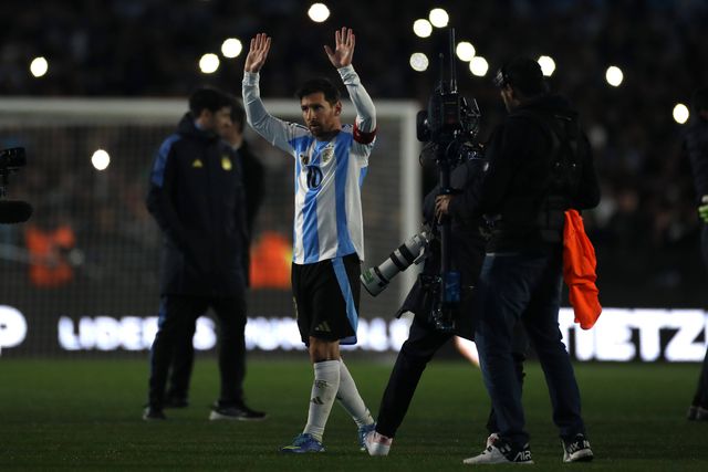 Messi agradece o apoio vindo das bancadas do Monumental - Foto: IMAGO