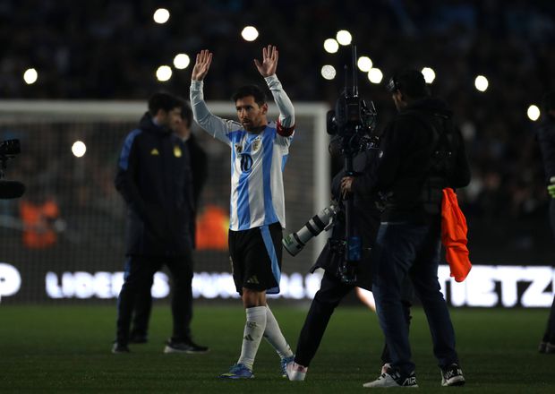 Messi agradece o apoio vindo das bancadas do Monumental - Foto: IMAGO