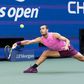 Carlos Alcaraz em ação no US Open diante de Novak Djokovic