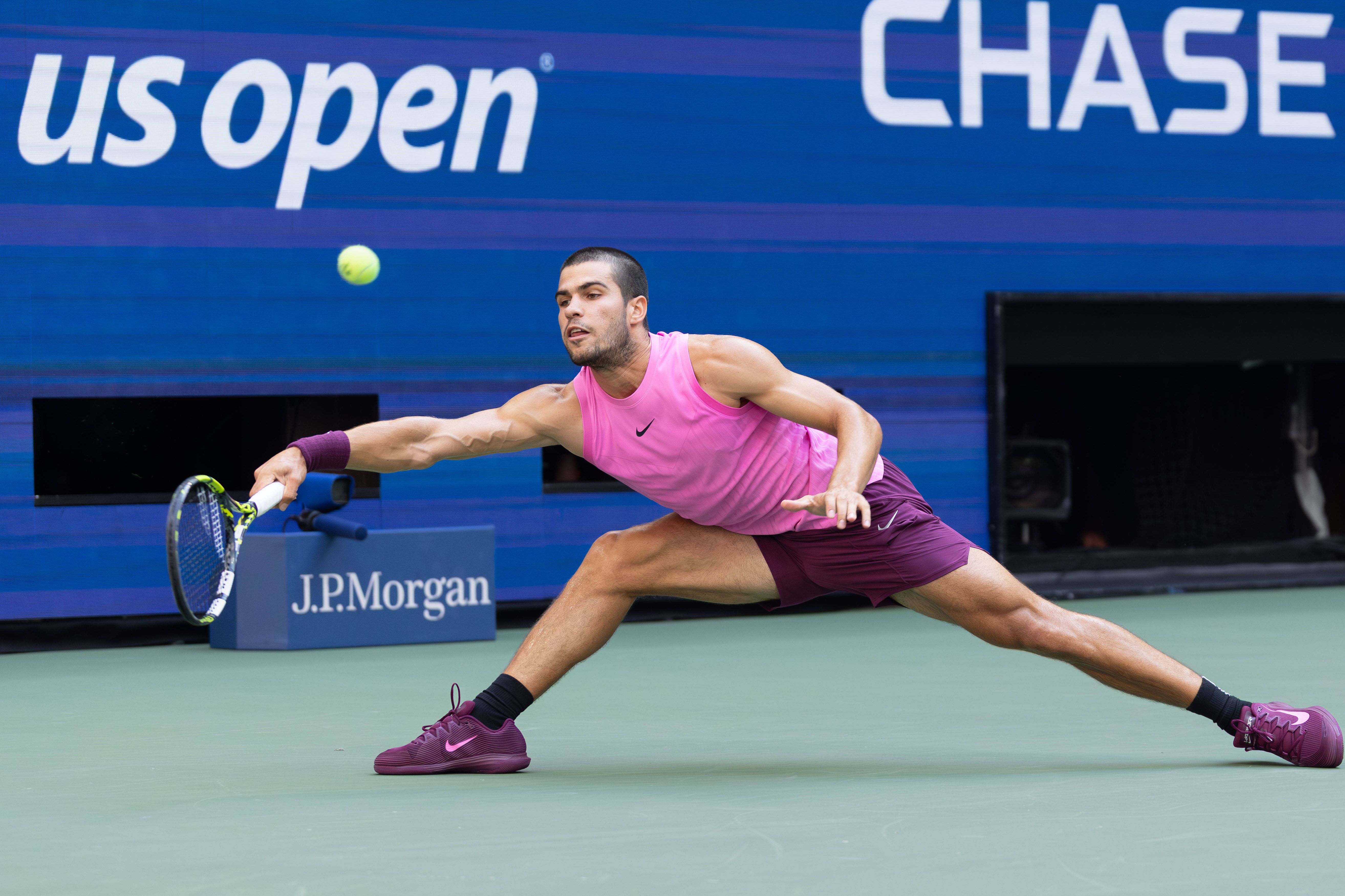 Carlos Alcaraz em ação no US Open diante de Novak Djokovic