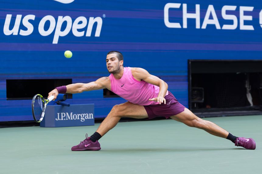 Carlos Alcaraz em ação no US Open diante de Novak Djokovic