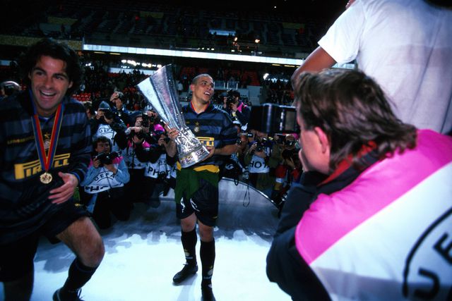 Fabio Galanto e Ronaldo no Inter com a Taça UEFA