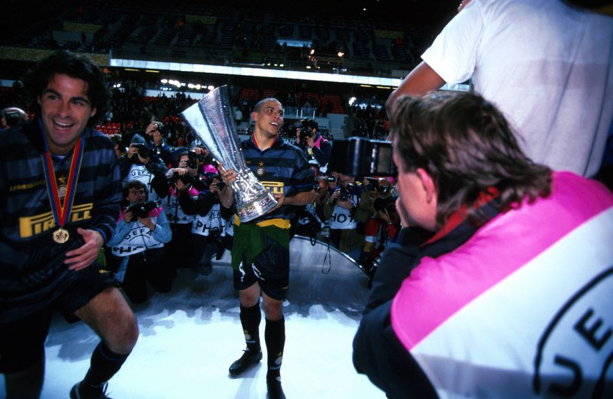 Fabio Galanto e Ronaldo no Inter com a Taça UEFA