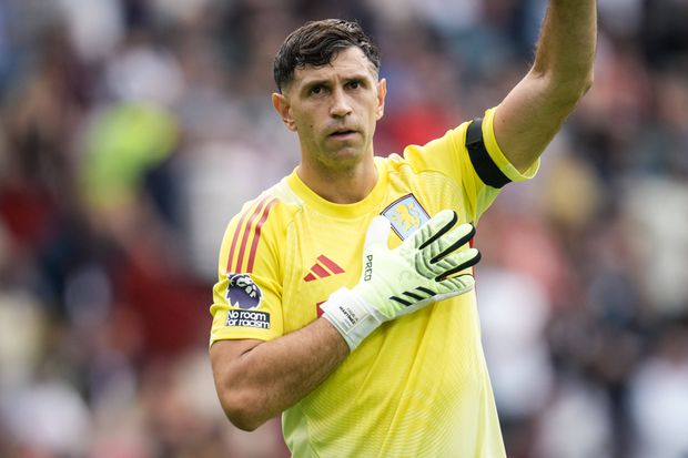 Emiliano Martínez a despedir-se dos adeptos do Aston Villa