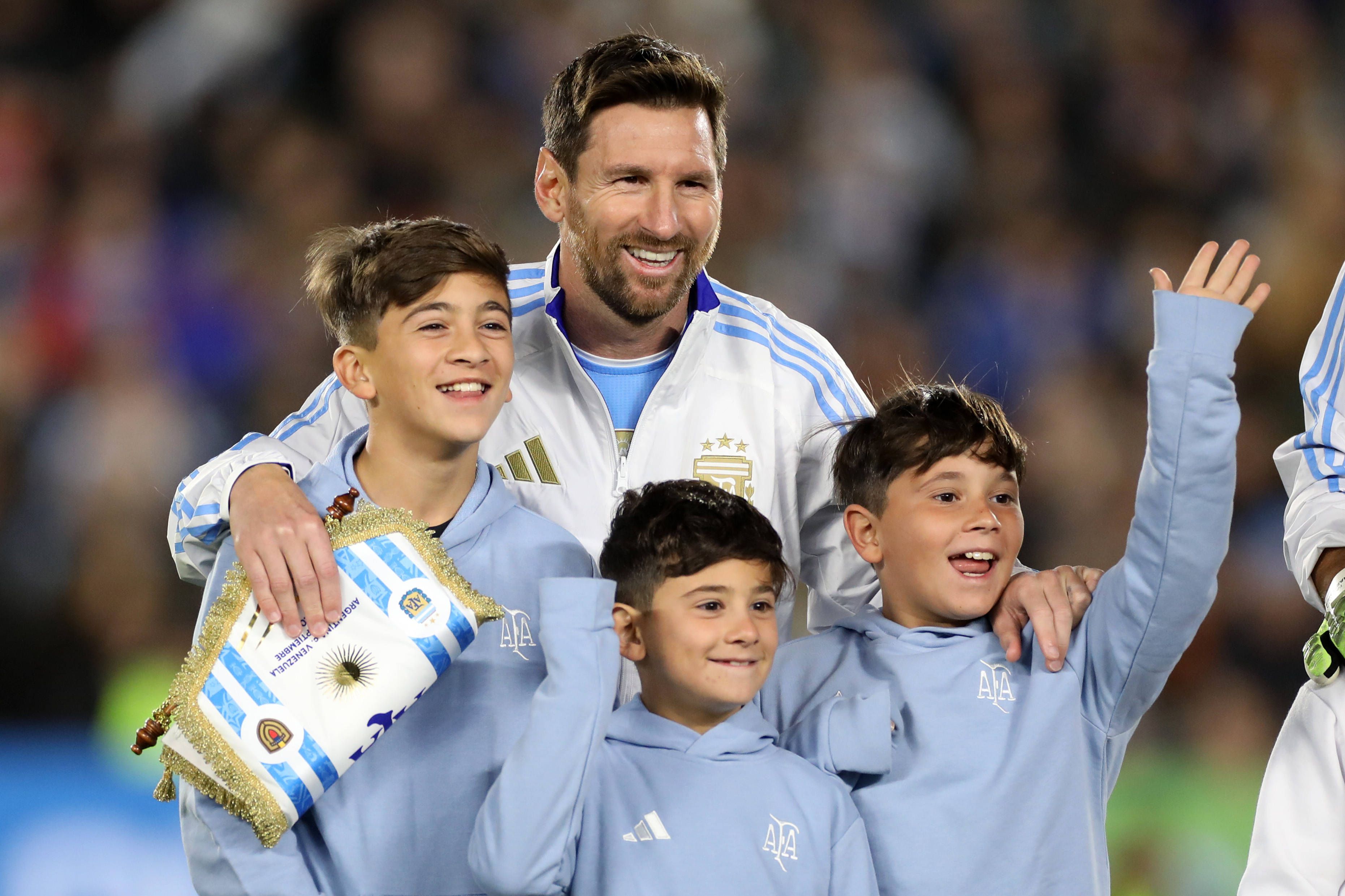 Messi sorri na companhia dos filhos, antes do encontro da 17.ª jornada da qualificação da CONMEBOL para o Campeonato do Mundo, entre Argentina e Venezuela - Foto: IMAGO