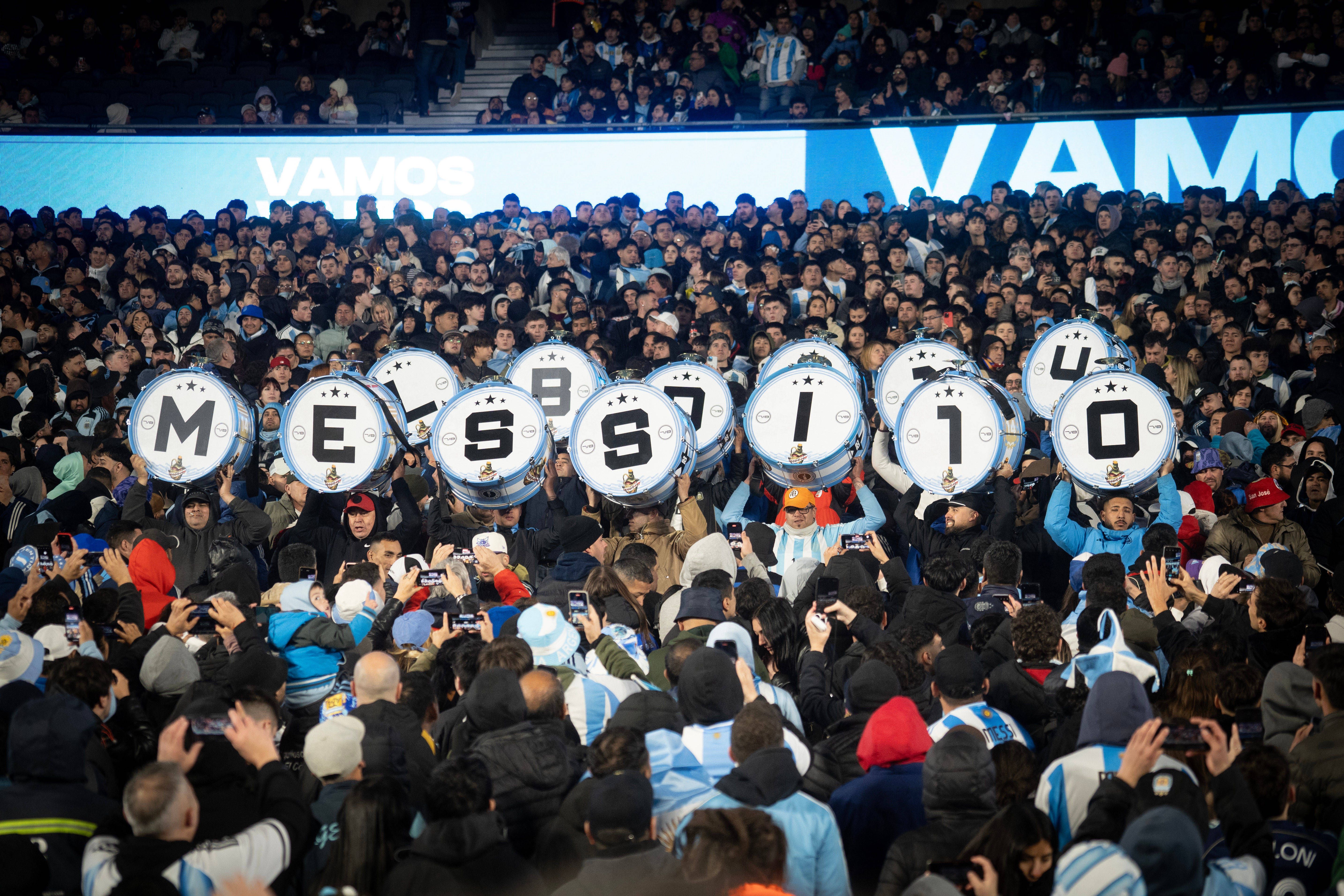 Bancadas do Monumental prestaram homenagem a Messi - Foto: IMAGO