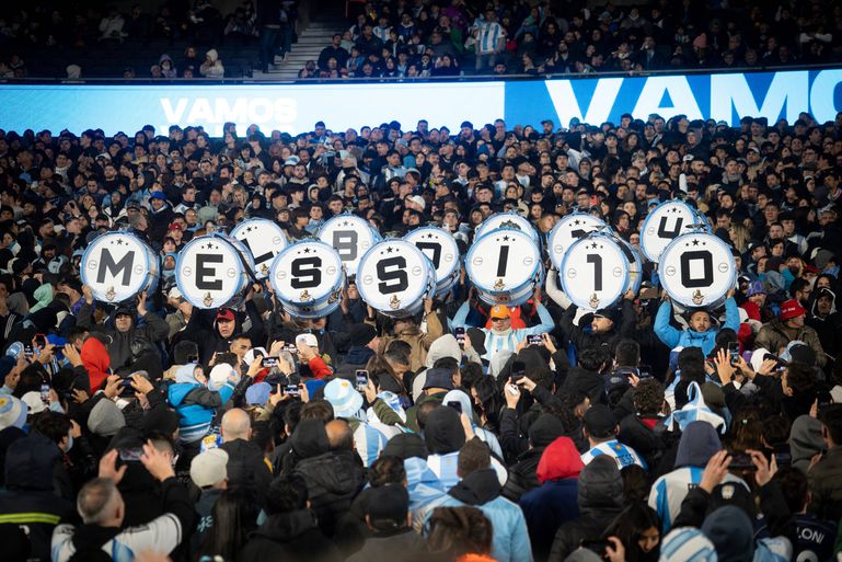 Bancadas do Monumental prestaram homenagem a Messi - Foto: IMAGO