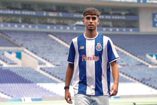 FC Porto: internacional jovem por Portugal assina contrato profissional