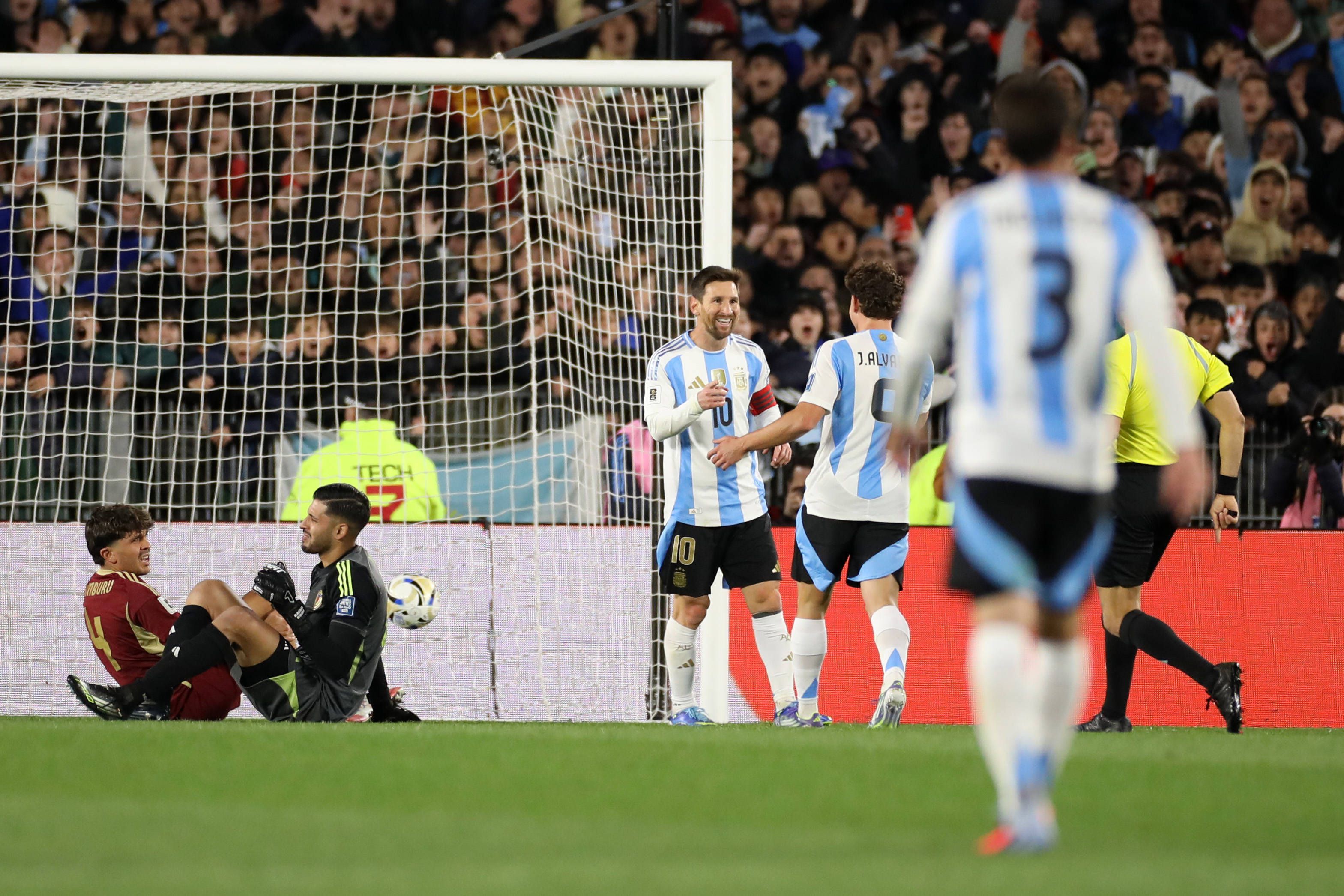 Messi celebra golo com companheiros de equipa - Foto: IMAGO