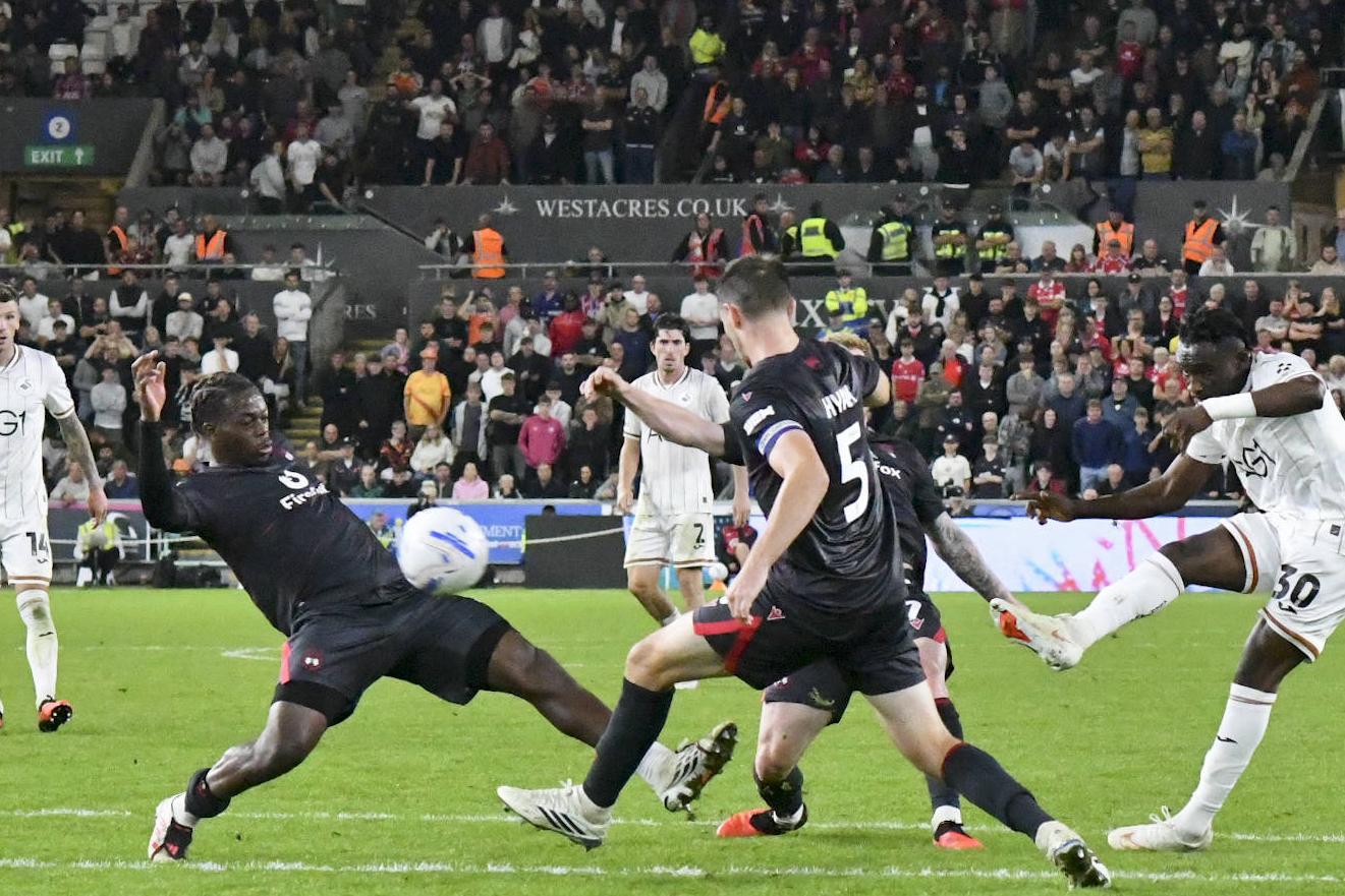 Joseph Opoku remata diante de vários jogadores do Wrexham
