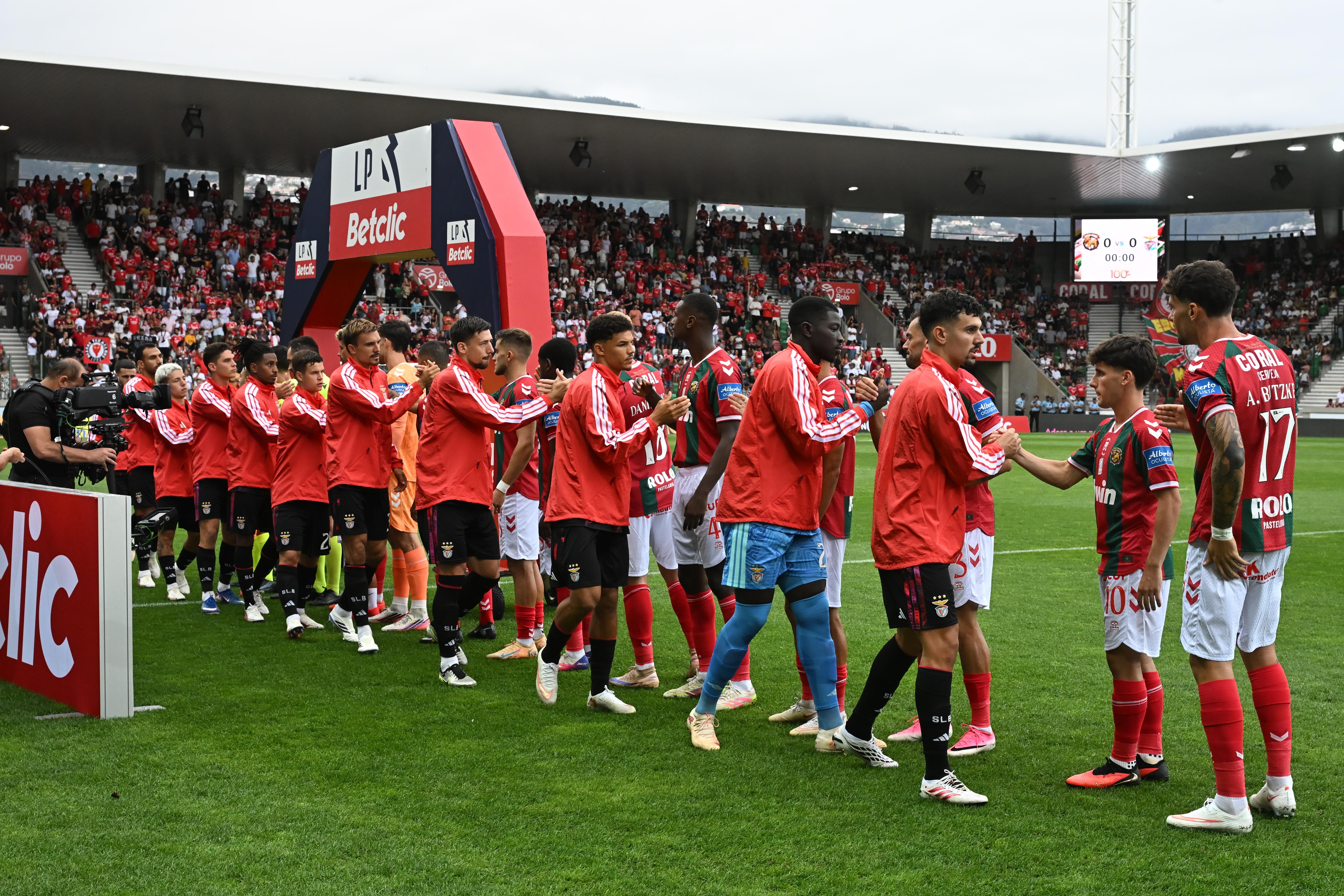 Jogadores cumprimentam-se - Foto: Hélder Santos