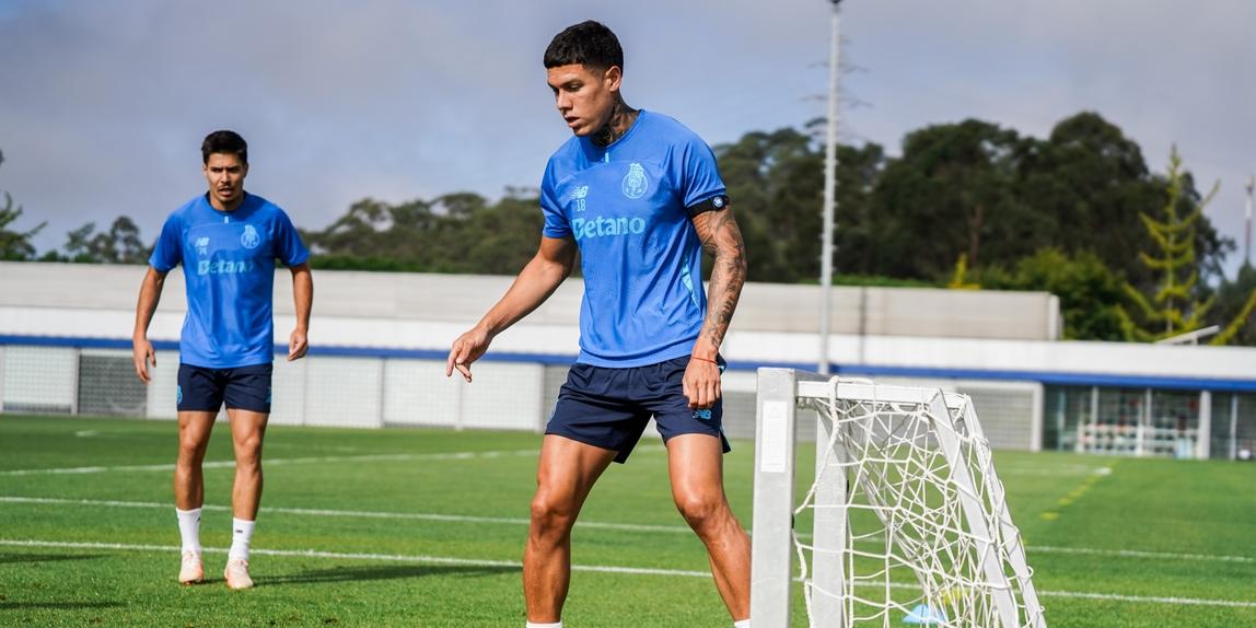 Nehuén Pérez em ação no treino dos azuis e brancos no Olival - Foto: FC Porto