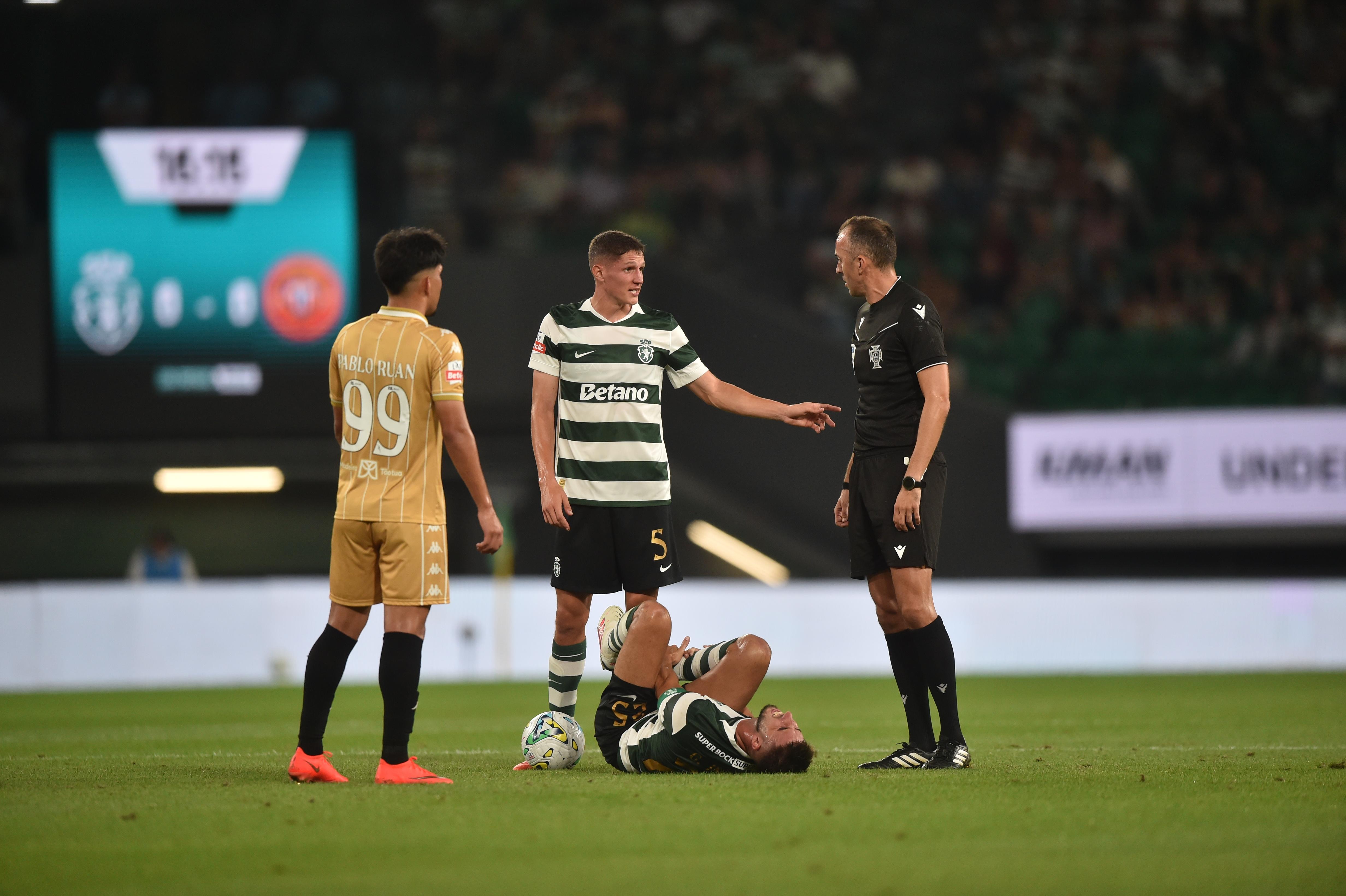 Gonçalo Inácio com queixas no relvado - Foto: Miguel Nunes
