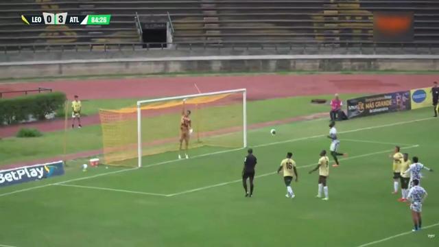 Insólito: trave cai em cima de guarda-redes antes de penálti e quem resolve são os jogadores