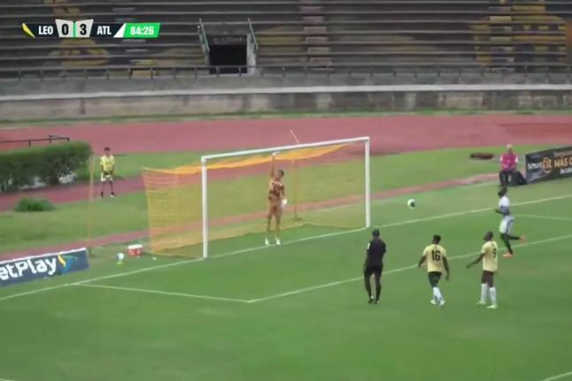 Insólito: trave cai em cima de guarda-redes antes de penálti e quem resolve são os jogadores