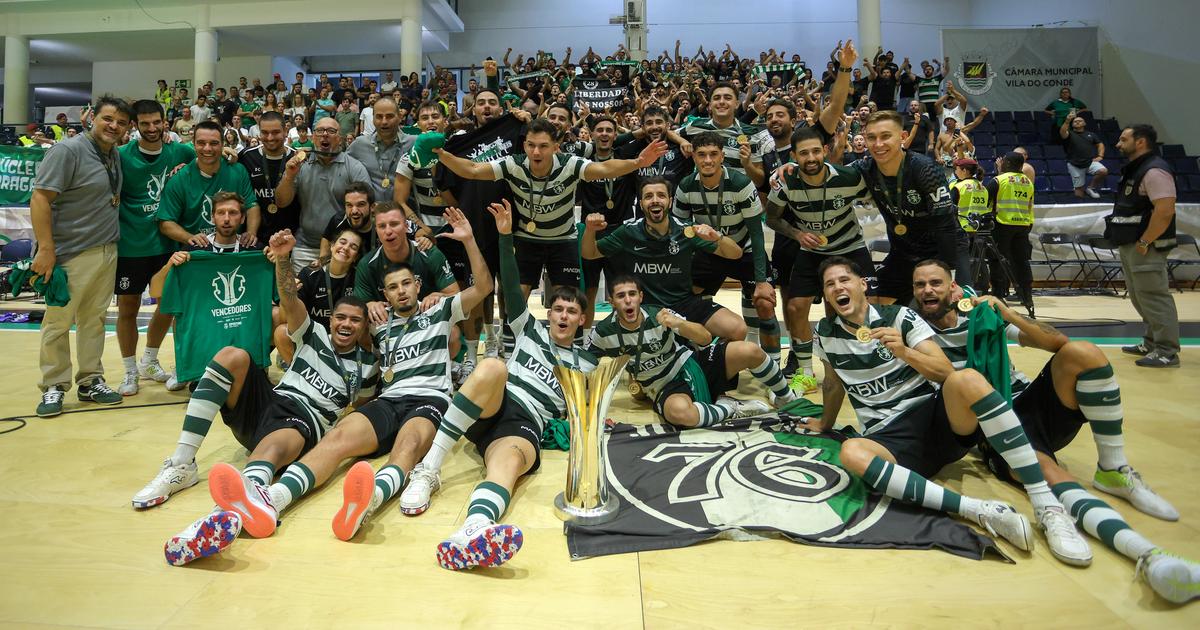 Sporting ergueu a 13.ª Supertaça de futsal. O Benfica continua com nove - Foto: MANUEL FERNANDO ARAÚJO/LUSA