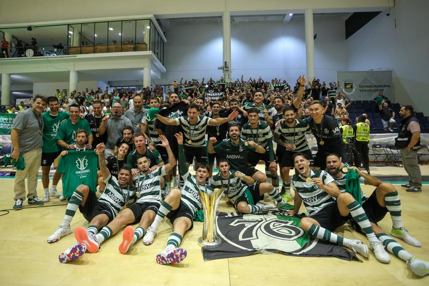 Sporting ergueu a 13.ª Supertaça de futsal. O Benfica continua com nove - Foto: MANUEL FERNANDO ARAÚJO/LUSA